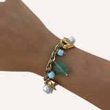 Bracelet Mykonos en acier inoxydable doré avec pierres naturelles vert d'eau porté au poignet - Ordiajade