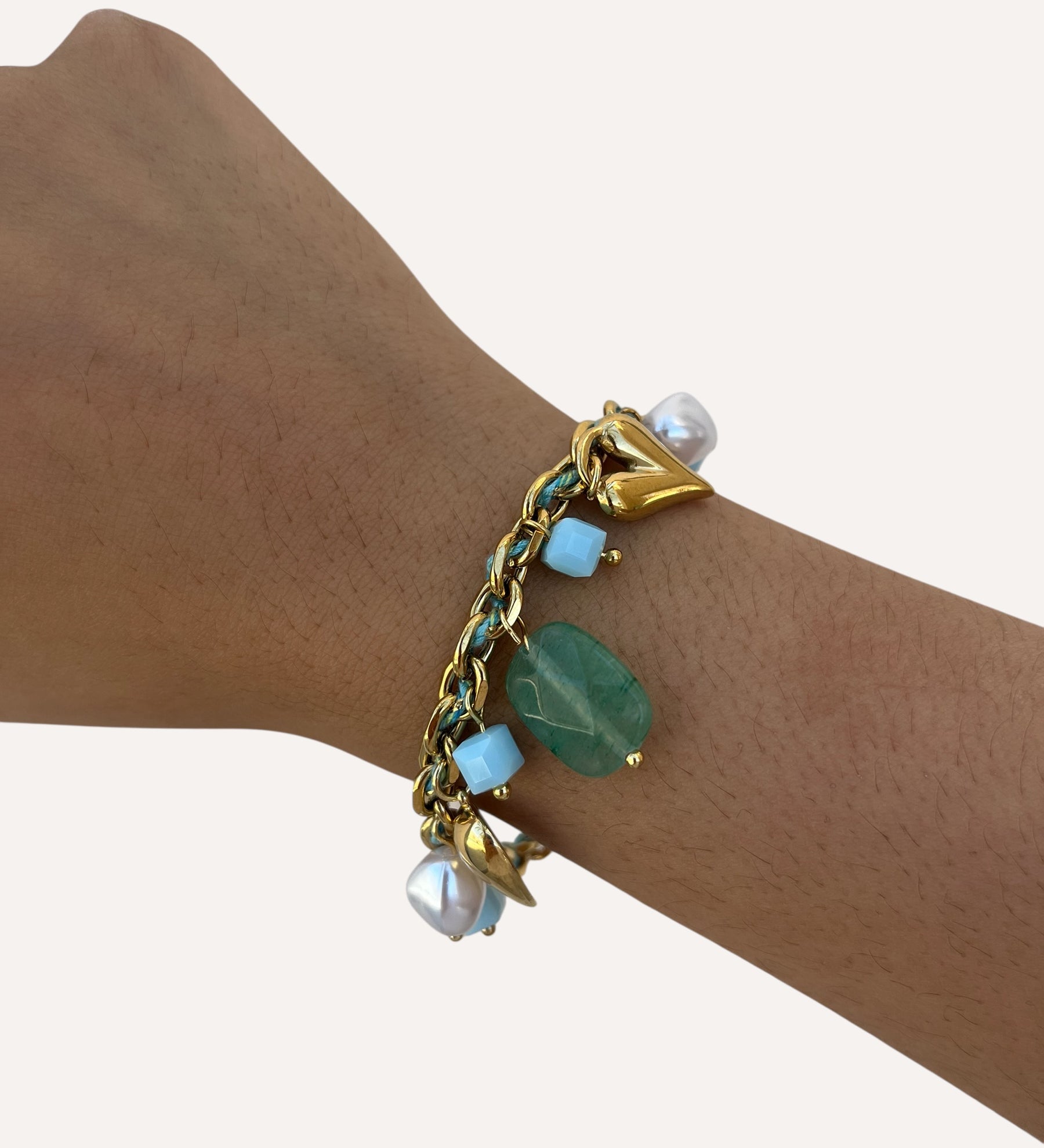 Bracelet Mykonos en acier inoxydable doré avec pierres naturelles vert d'eau porté au poignet - Ordiajade