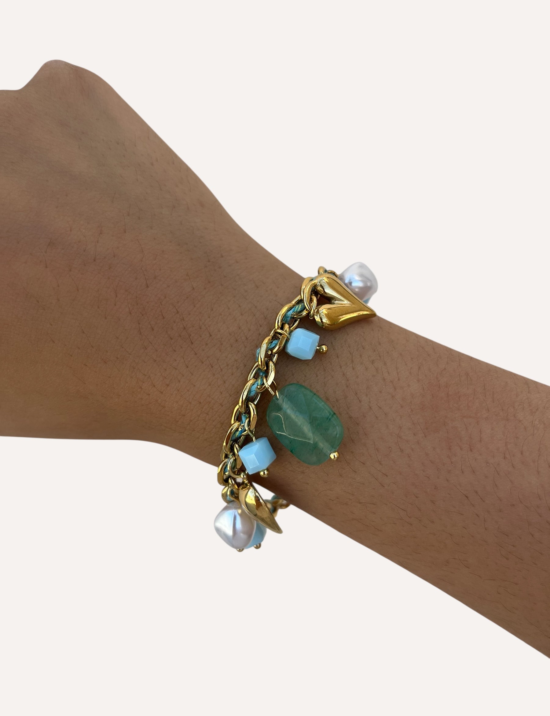 Bracelet Mykonos en acier inoxydable doré avec pierres naturelles vert d'eau porté au poignet - Ordiajade