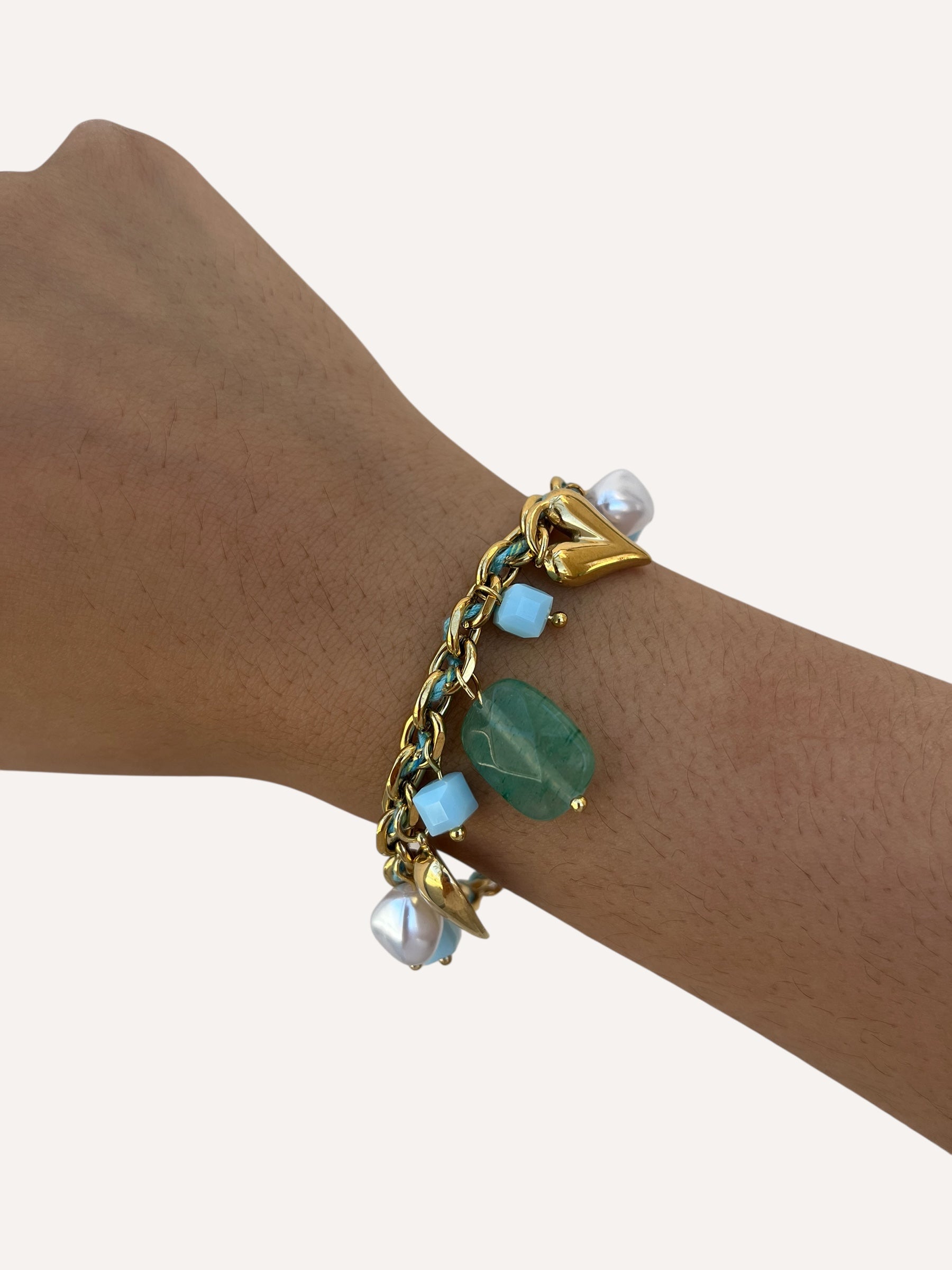Bracelet Mykonos en acier inoxydable doré avec pierres naturelles vert d'eau porté au poignet - Ordiajade