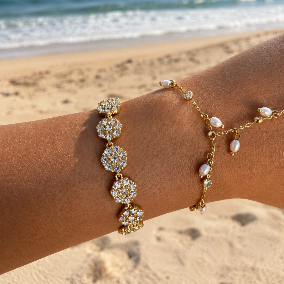 Bracelet Nacri en acier inoxydable doré avec médaillons ciselés et cristaux porté au poignet à la plage - Ordiajade