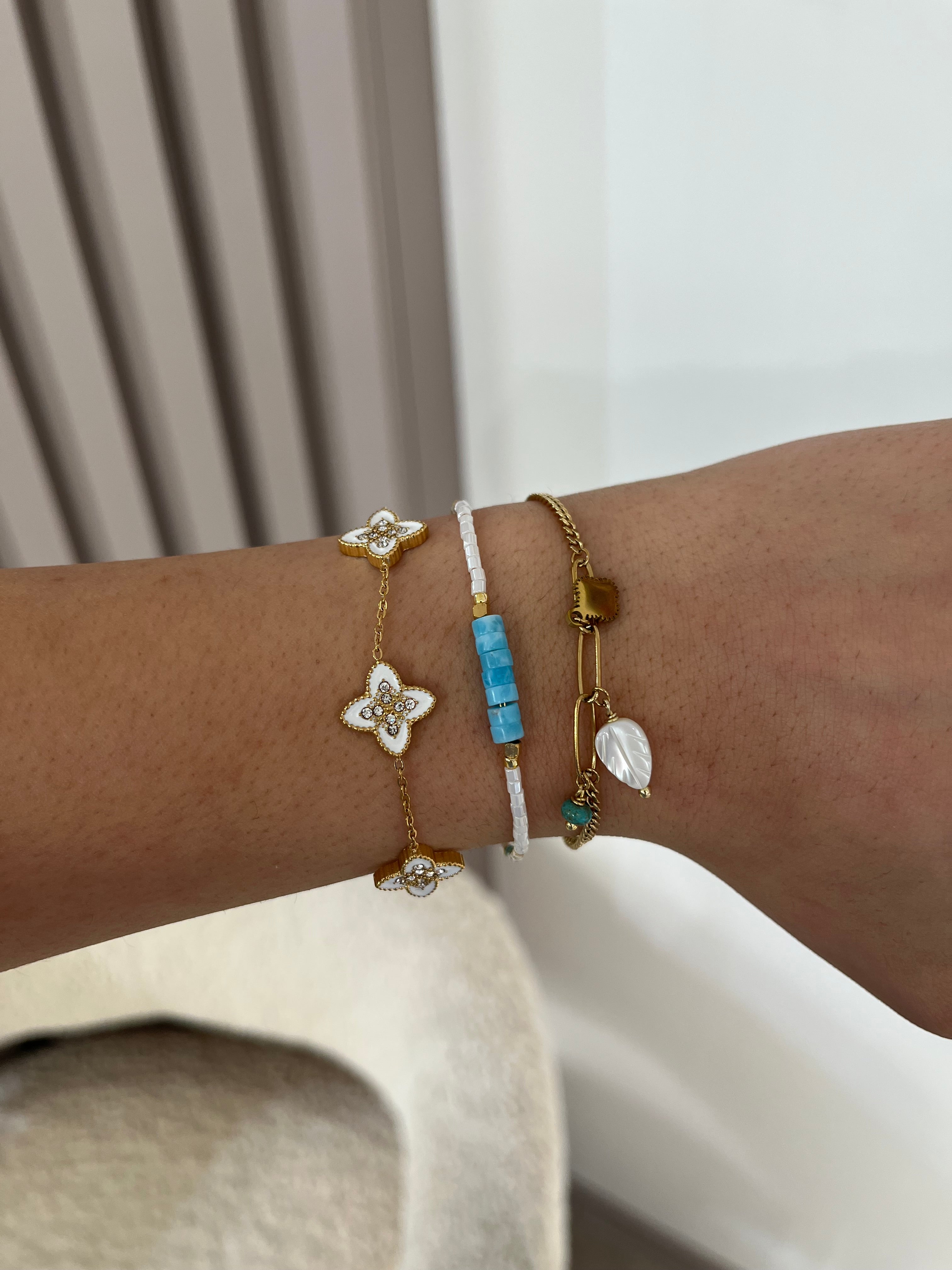 Bracelet Navire doré porté en accumulation avec d'autres bijoux au poignet - Ordiajade