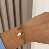 Bracelet Navire en acier inoxydable doré à pampilles coquillage porté au poignet - Ordiajade
