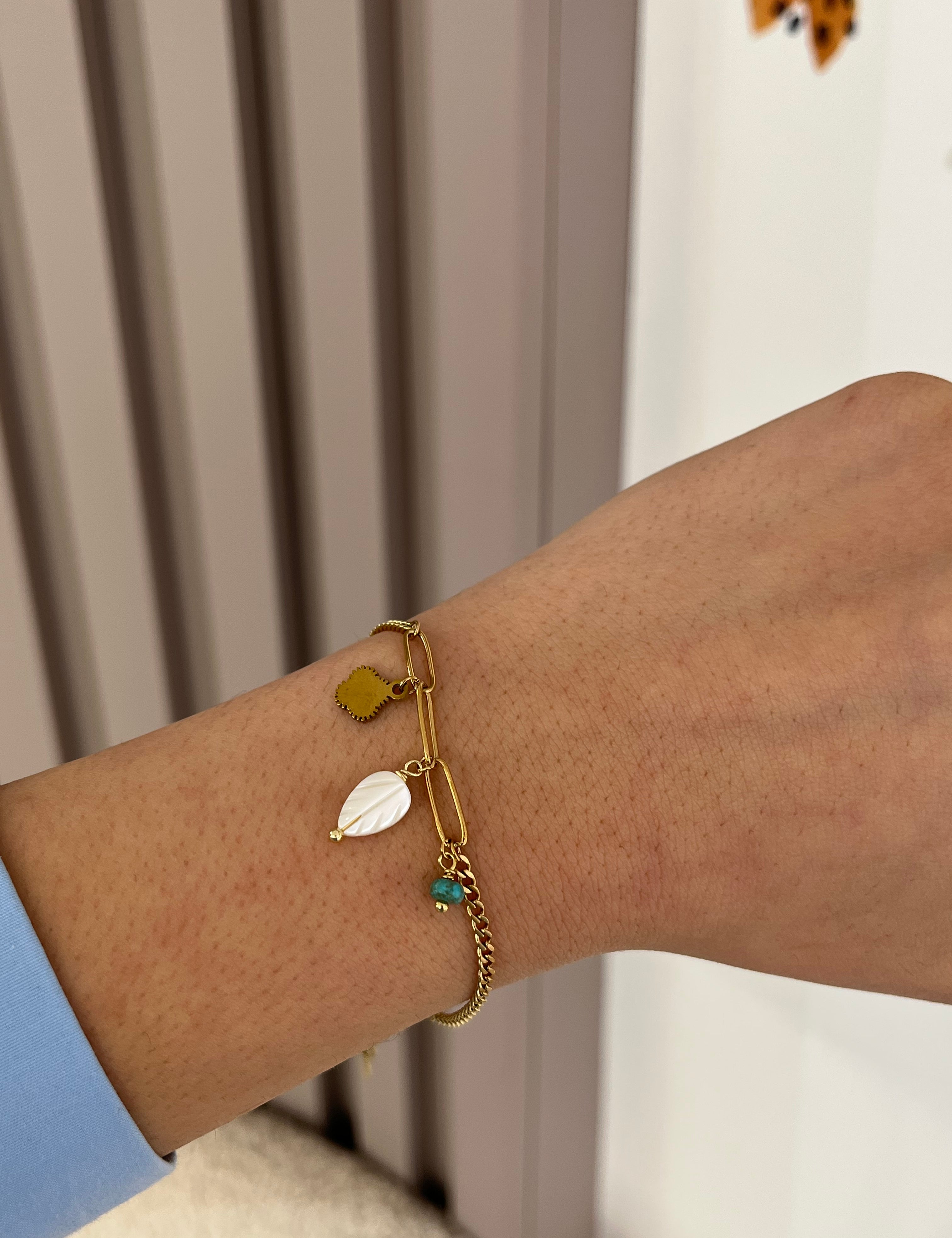 Bracelet Navire en acier inoxydable doré à pampilles coquillage porté au poignet - Ordiajade