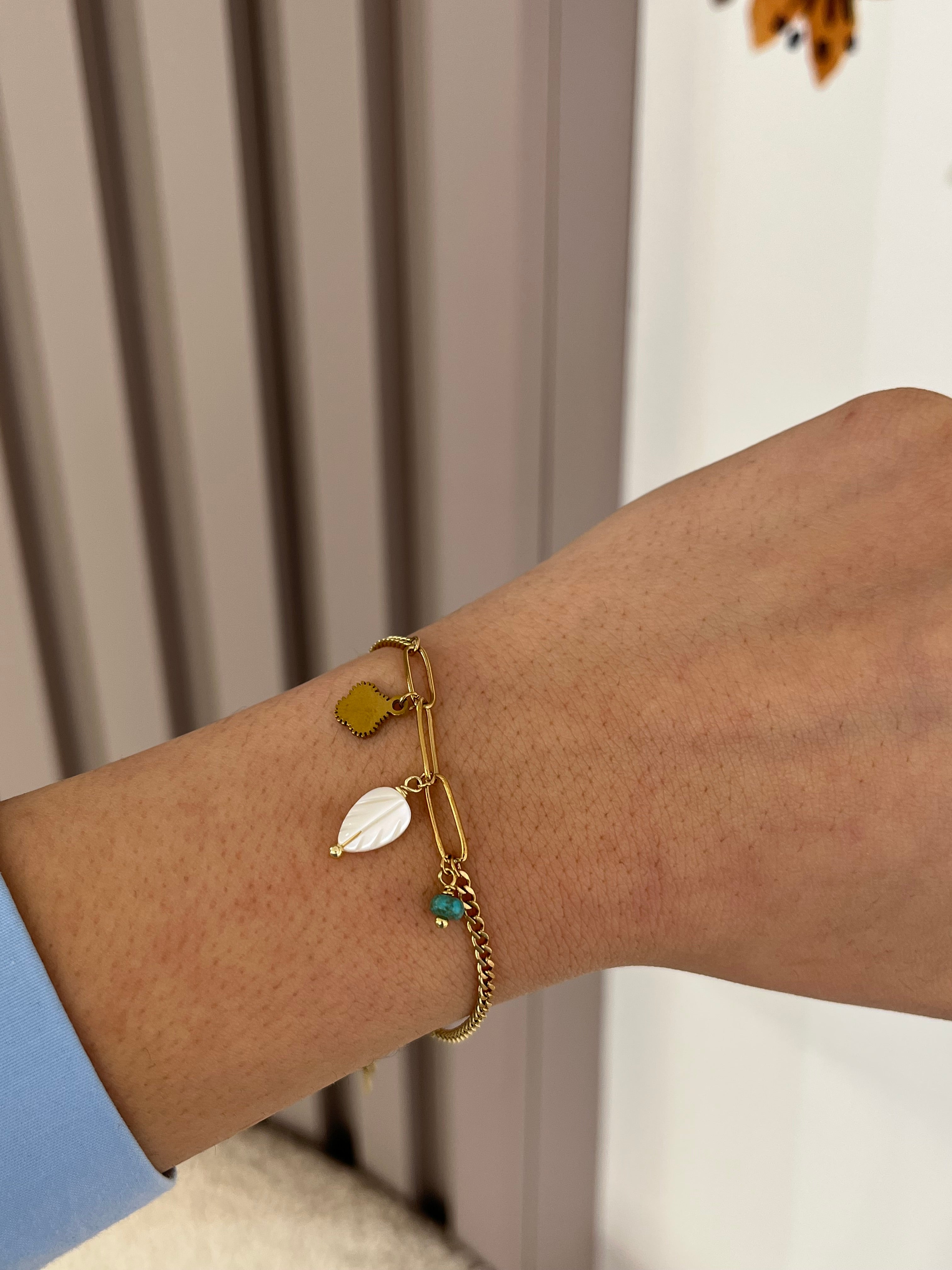 Bracelet Navire en acier inoxydable doré à pampilles coquillage porté au poignet - Ordiajade