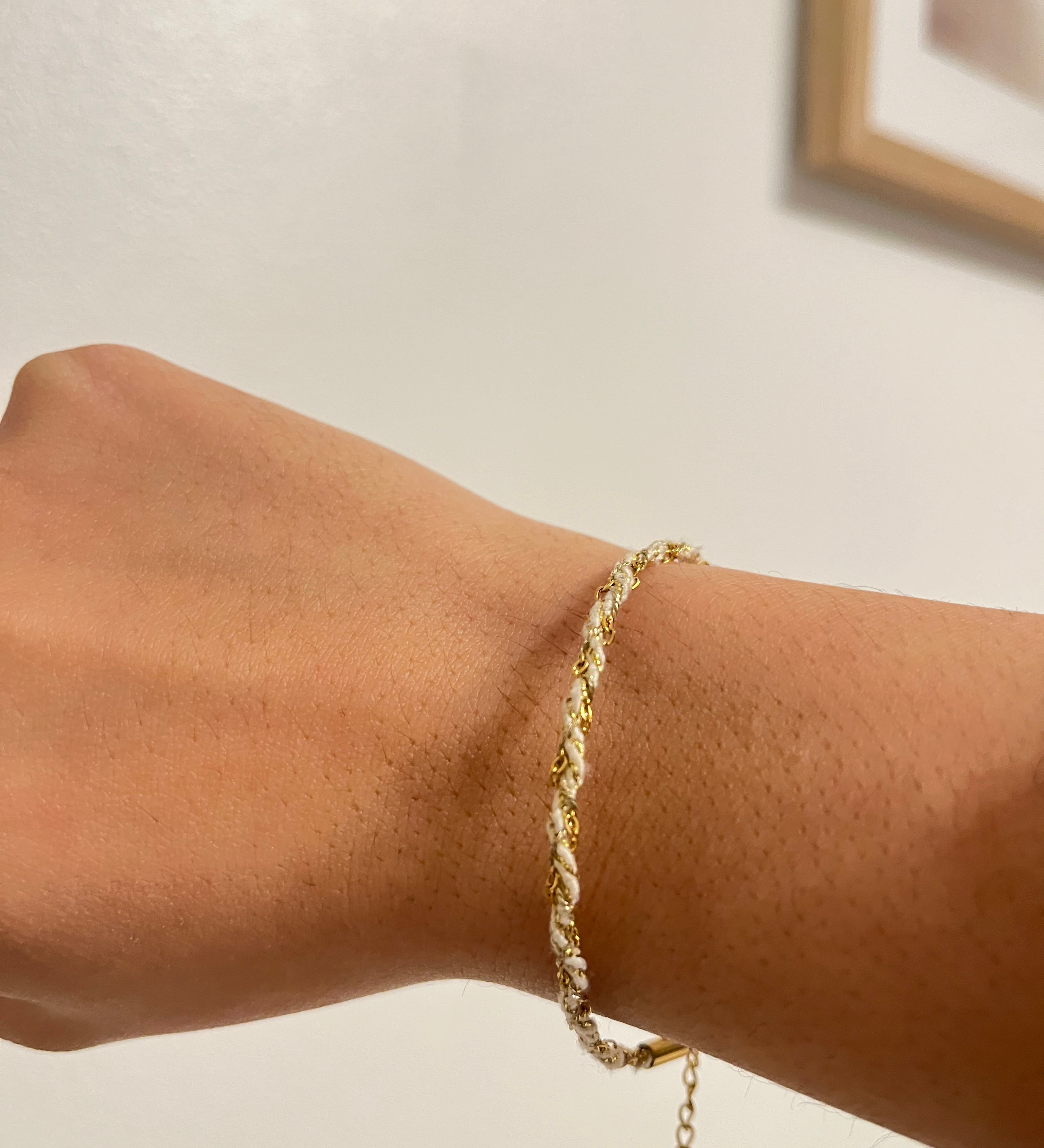 Bracelet Nirvana en chaîne torsadée dorée porté au poignet, bijou minimaliste Ordiajade.