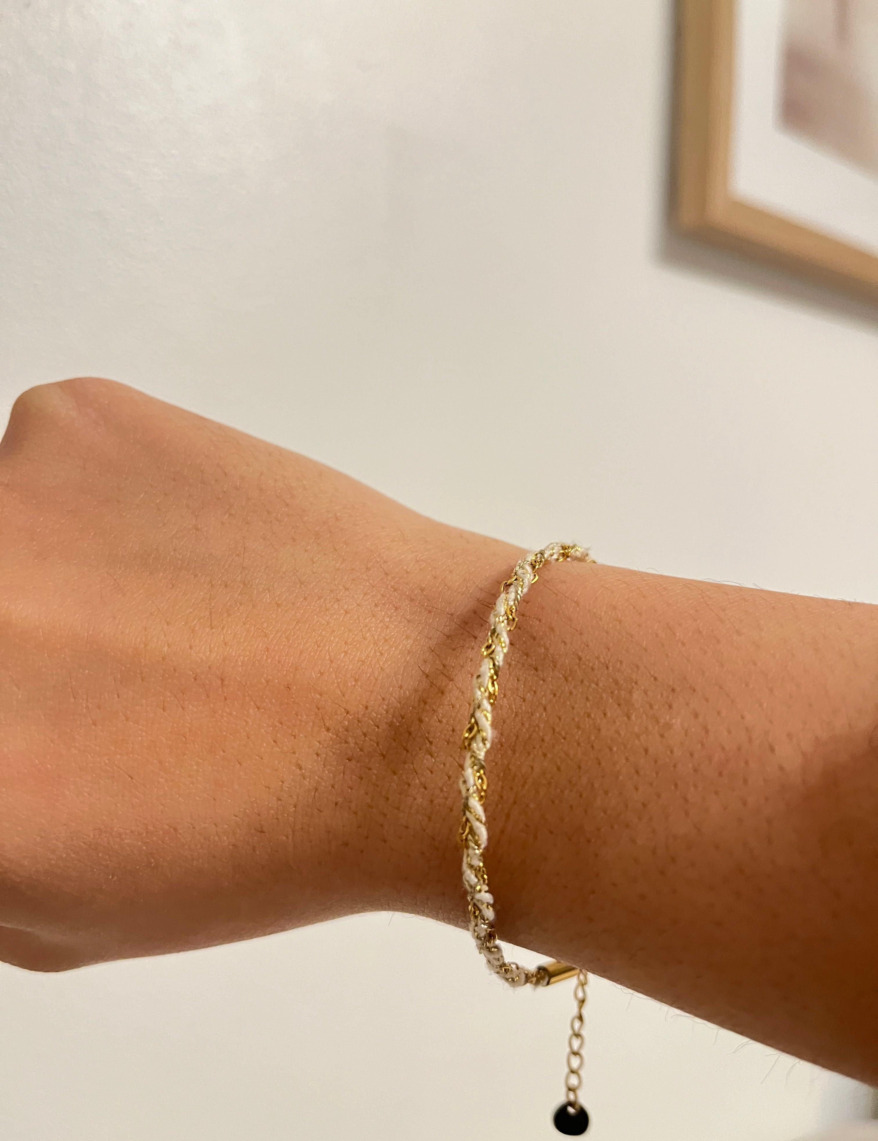 Bracelet Nirvana en chaîne torsadée dorée porté au poignet, bijou minimaliste Ordiajade.
