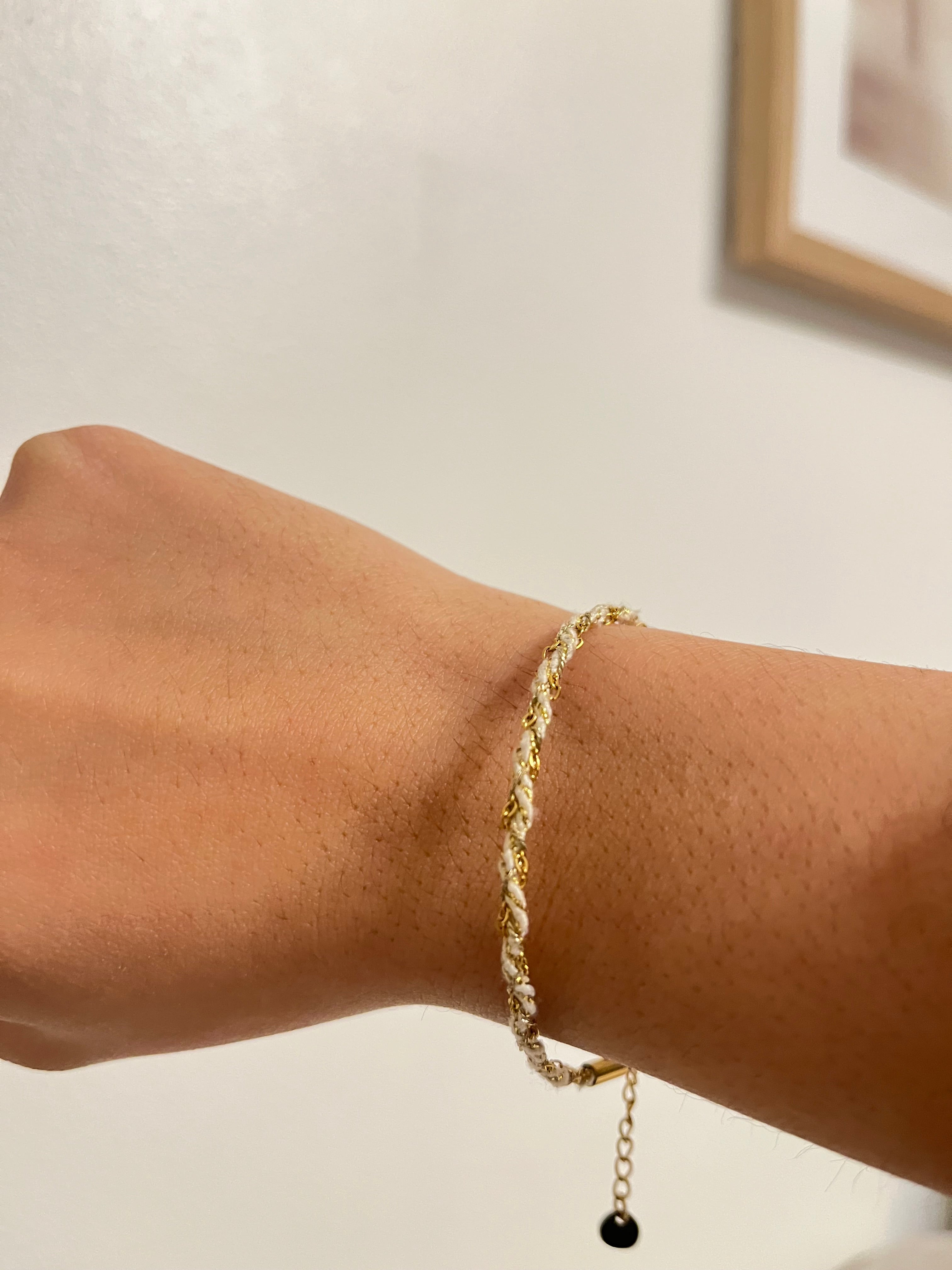 Bracelet Nirvana en chaîne torsadée dorée porté au poignet, bijou minimaliste Ordiajade.