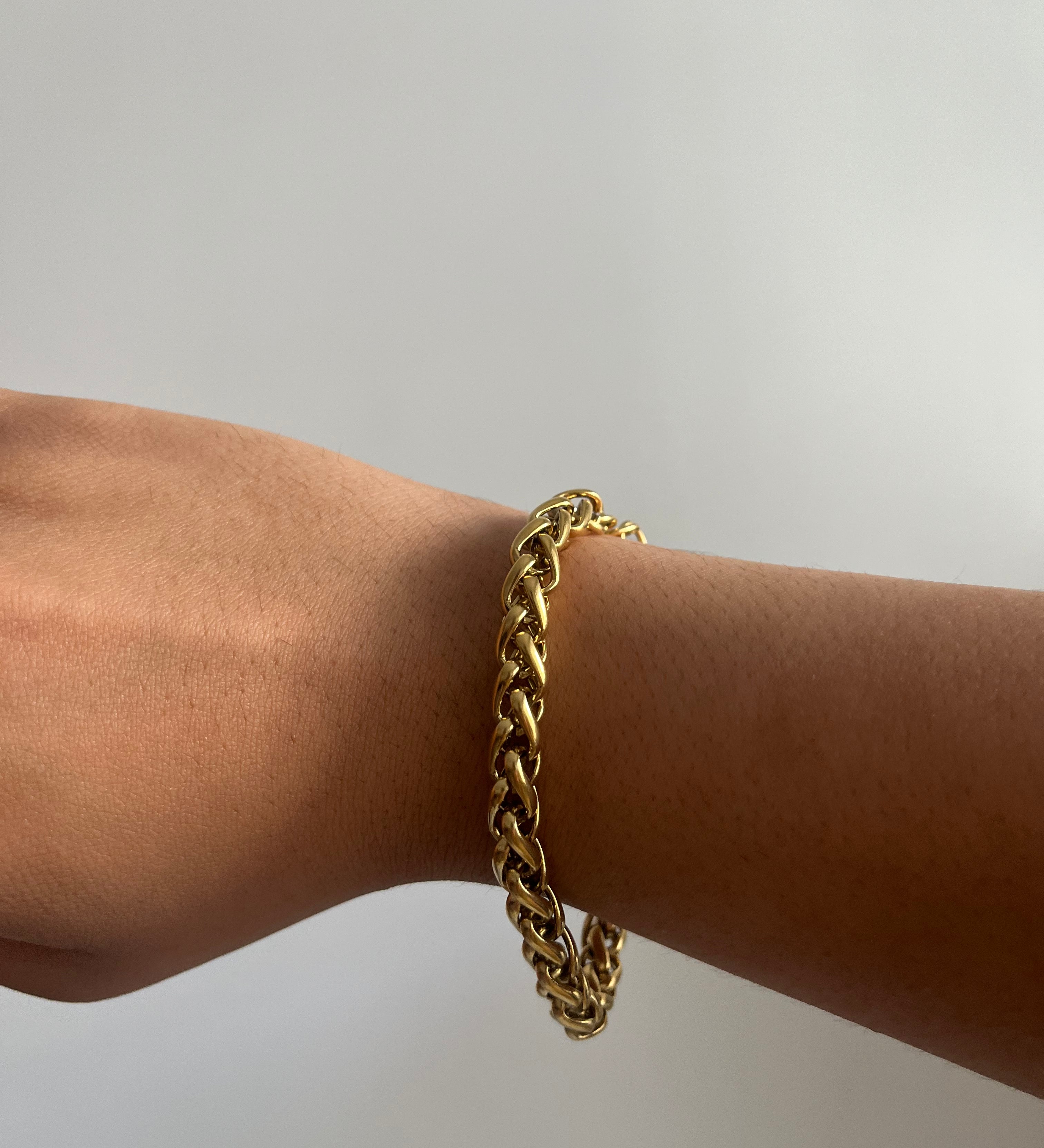 Bracelet Noa en acier inoxydable à mailles épaisses et lumineuses porté au poignet Ordiajade