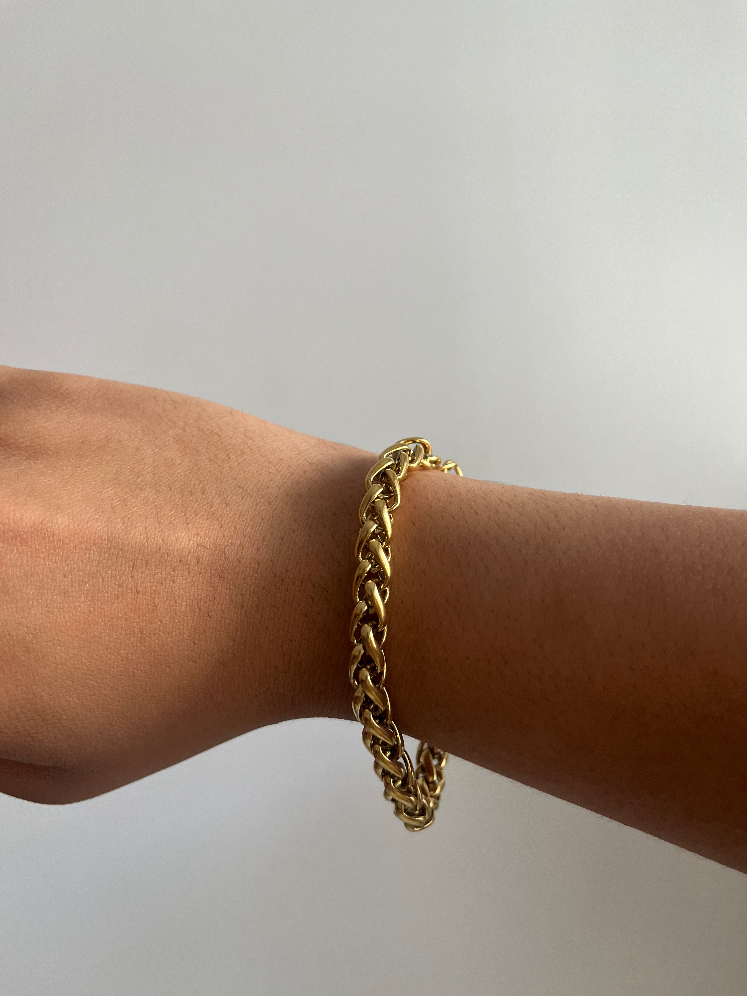 Bracelet Noa en acier inoxydable à mailles épaisses et lumineuses porté au poignet Ordiajade