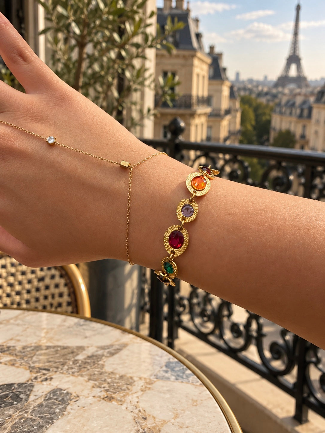 Bracelet Opéra à pierres multicolores porté au poignet sur un balcon parisien face à la tour Eiffel - Ordiajade