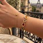 Bracelet Opéra à pierres multicolores porté au poignet sur un balcon parisien face à la tour Eiffel - Ordiajade