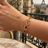 Bracelet Opéra à pierres multicolores porté au poignet sur un balcon parisien face à la tour Eiffel - Ordiajade
