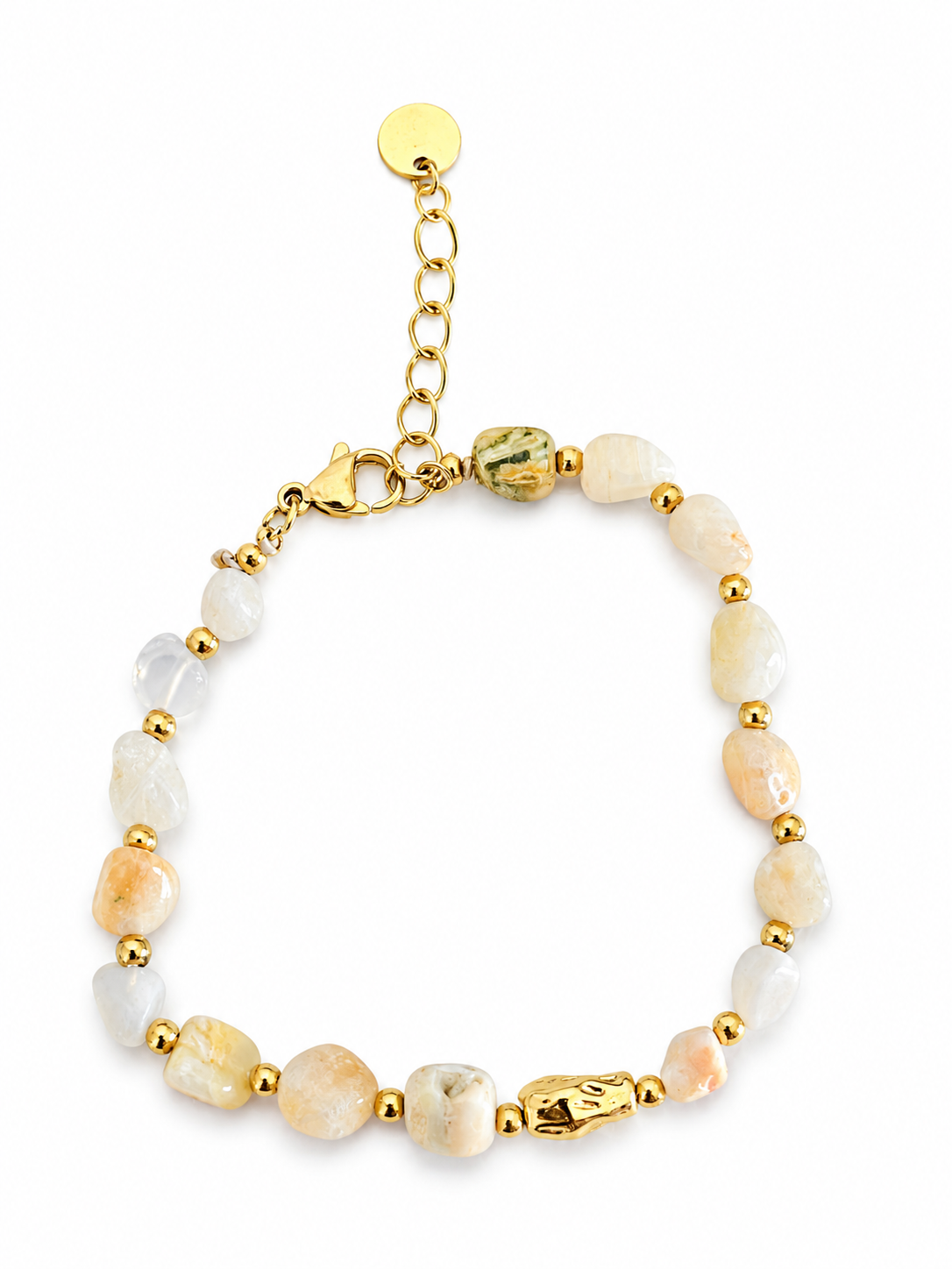 Bracelet fin doré en acier inoxydable alternant chaîne perlée et petites perles d'eau douce blanches posé à plat - Ordiajade