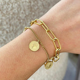 Gros plan du bracelet Pièce d'Or doré à double chaîne porté au poignet - Ordiajade