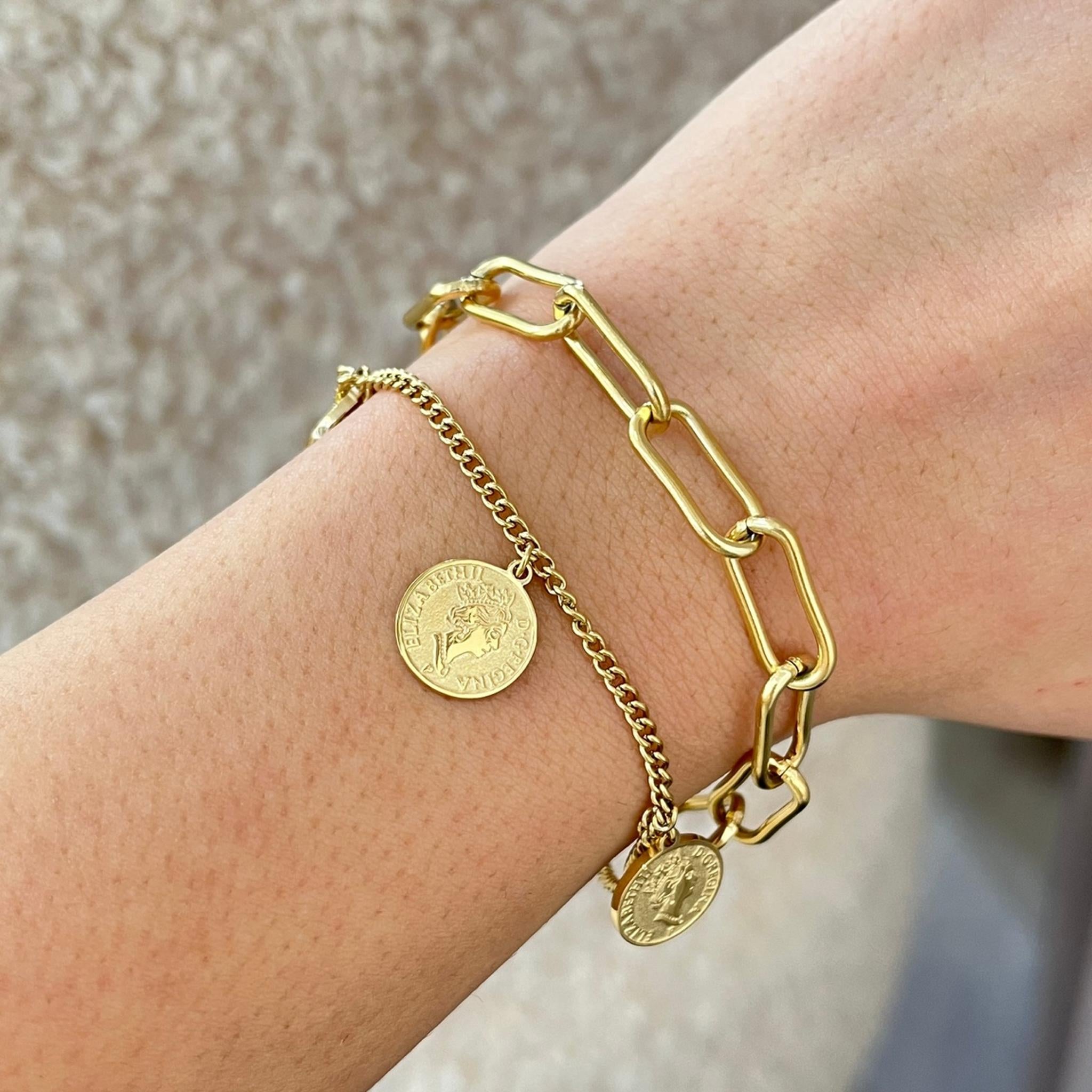 Gros plan du bracelet Pièce d'Or doré à double chaîne porté au poignet - Ordiajade
