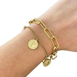 Bracelet double chaîne Pièce d'Or doré en acier inoxydable avec pampilles gravées porté au poignet - Ordiajade