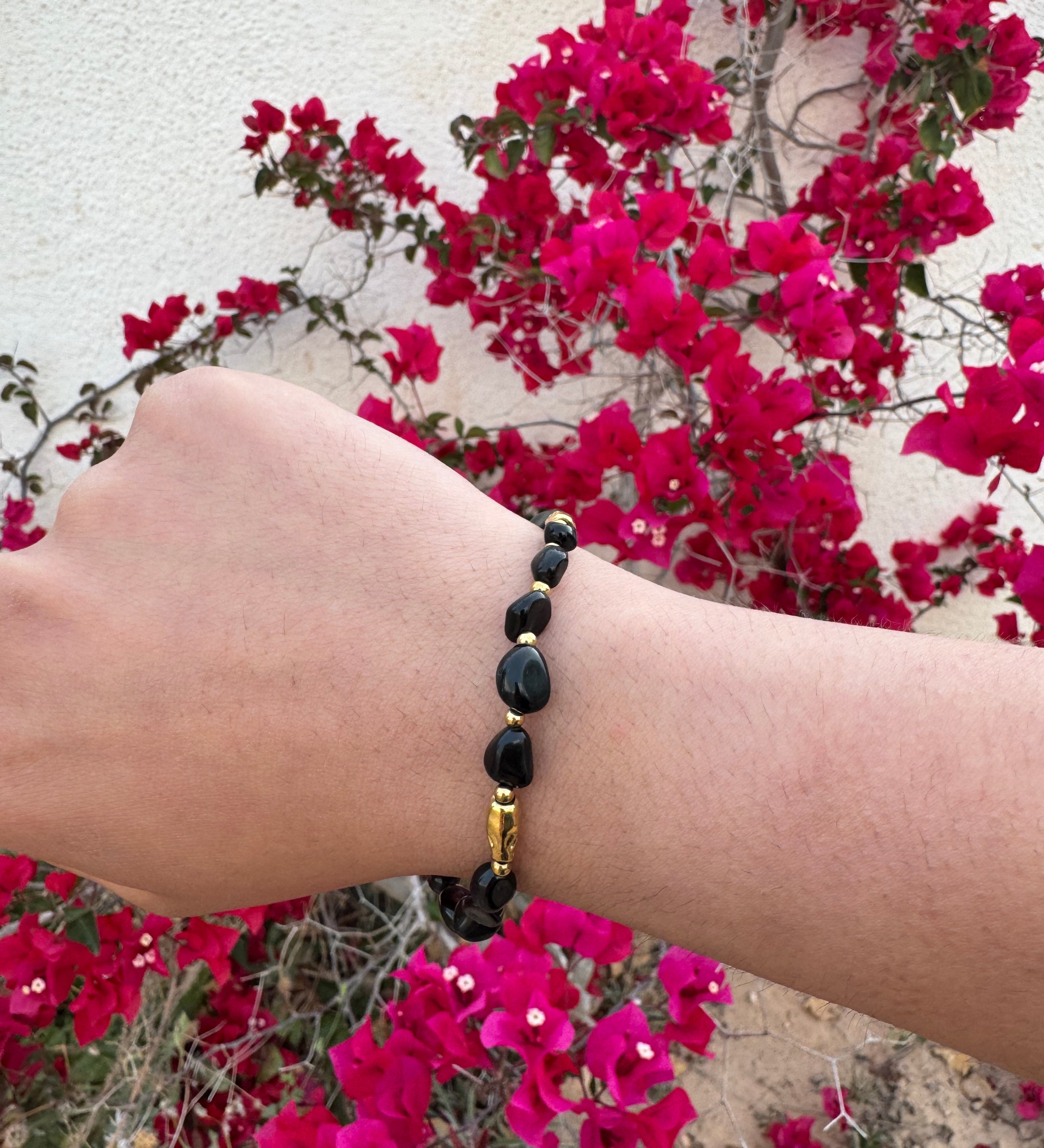 Bracelet doré en acier inoxydable avec véritables pierres noires porté au poignet - Bijoux Ordiajade