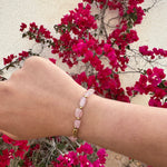 Bracelet doré en acier inoxydable avec véritables pierres roses porté au poignet - Bijoux Ordiajade