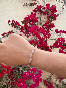Bracelet doré en acier inoxydable avec véritables pierres roses porté au poignet - Bijoux Ordiajade