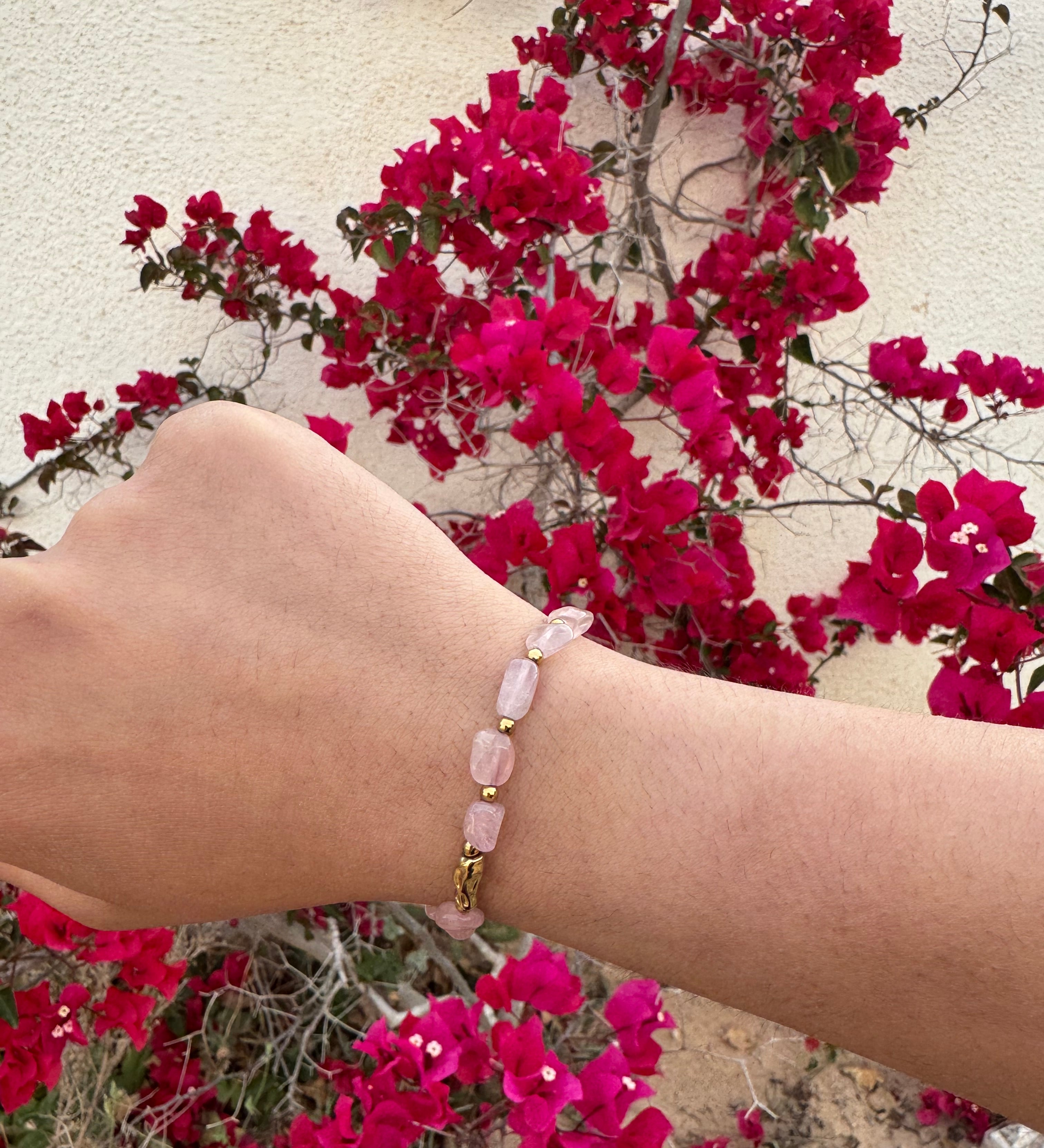 Bracelet doré en acier inoxydable avec véritables pierres roses porté au poignet - Bijoux Ordiajade