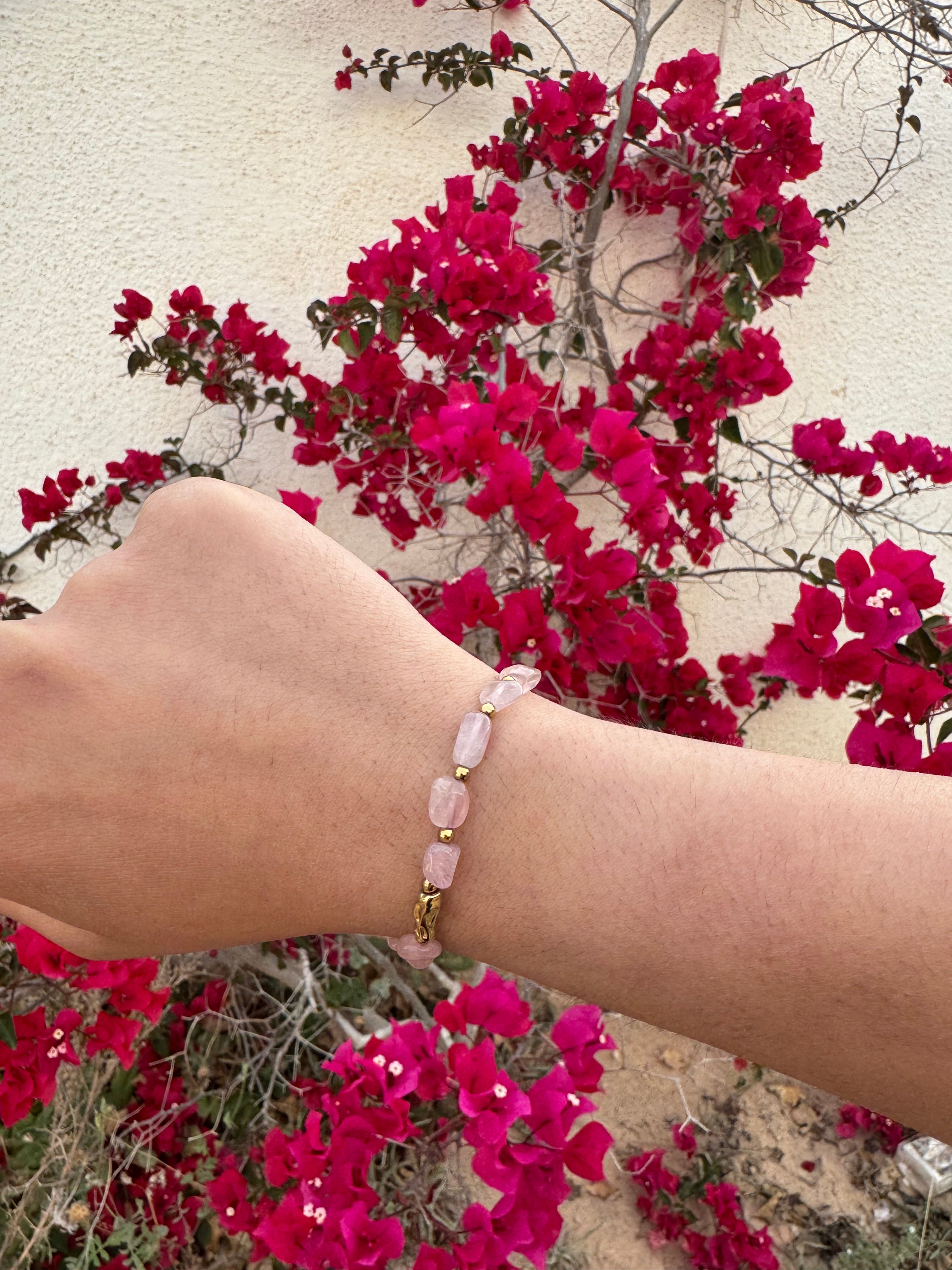 Bracelet doré en acier inoxydable avec véritables pierres roses porté au poignet - Bijoux Ordiajade
