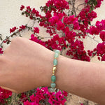 Bracelet doré en acier inoxydable avec véritables pierres  vertes porté au poignet - Bijoux Ordiajade