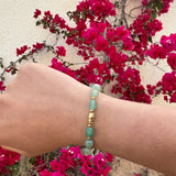 Bracelet doré en acier inoxydable avec véritables pierres  vertes porté au poignet - Bijoux Ordiajade