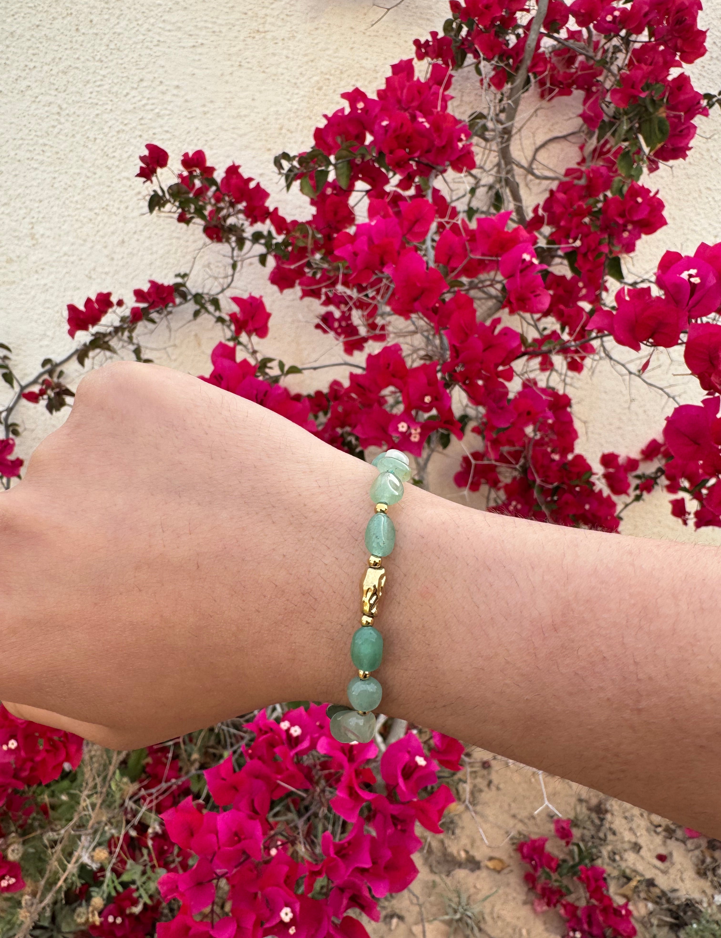 Bracelet doré en acier inoxydable avec véritables pierres  vertes porté au poignet - Bijoux Ordiajade