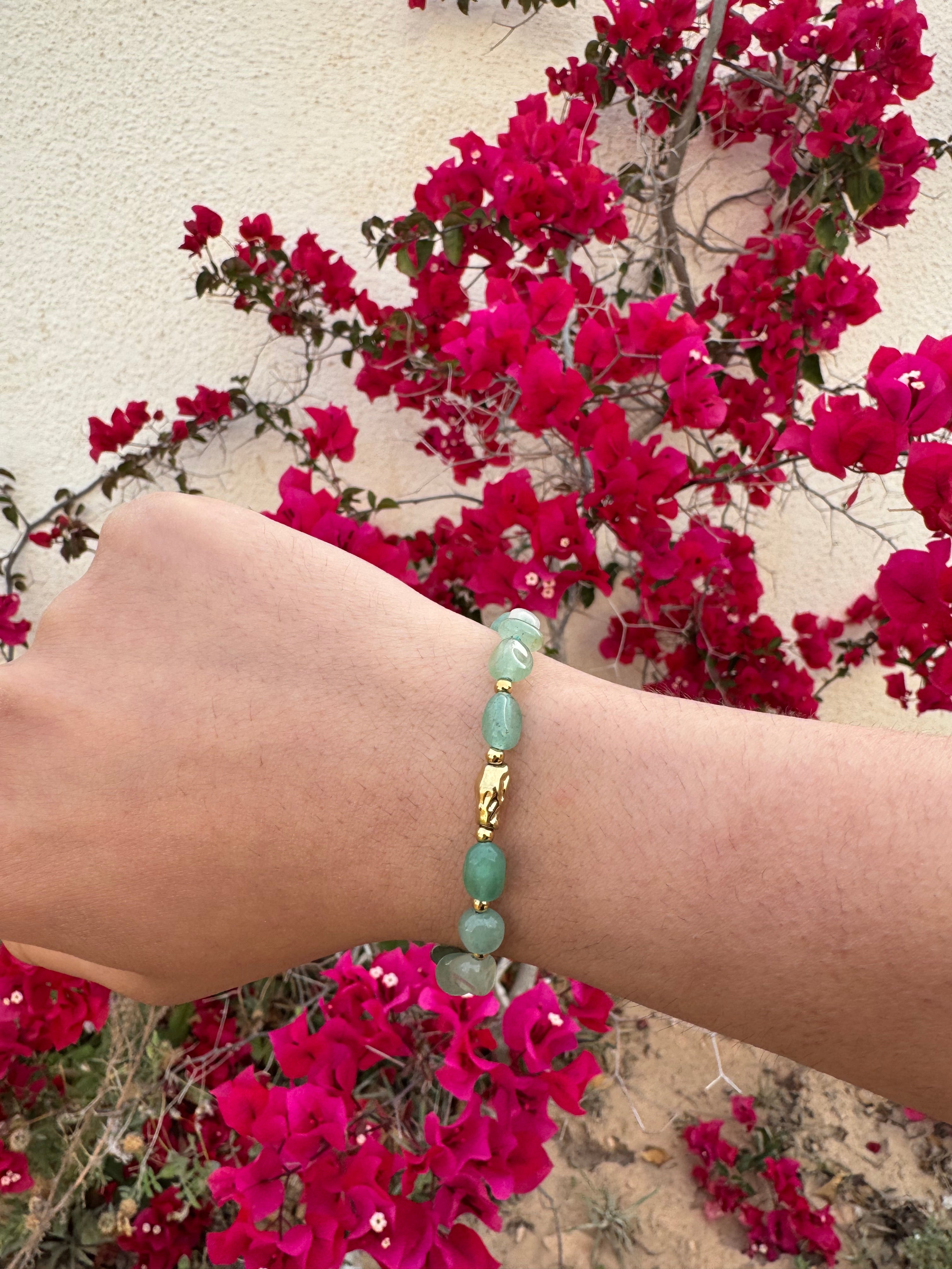 Bracelet doré en acier inoxydable avec véritables pierres  vertes porté au poignet - Bijoux Ordiajade