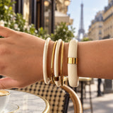 Set de joncs Bracelet Pyramide ivoire et dorés portés au poignet dans une rue parisienne - Ordiajade