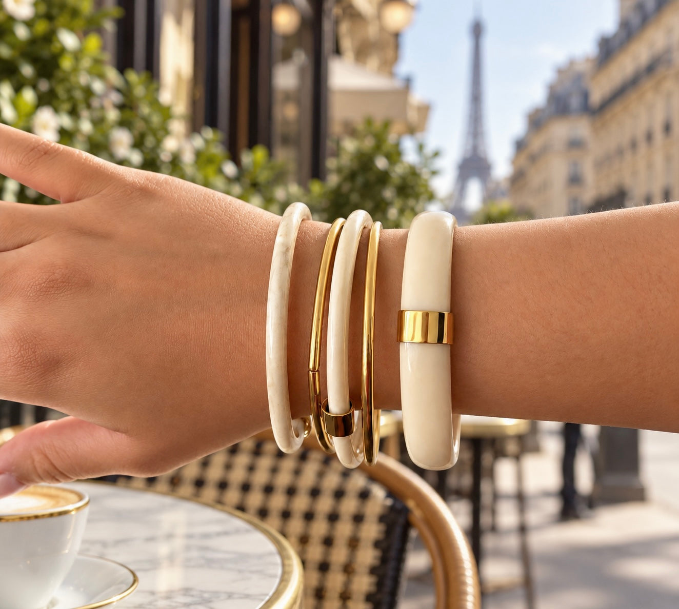 Set de joncs Bracelet Pyramide ivoire et dorés portés au poignet dans une rue parisienne - Ordiajade