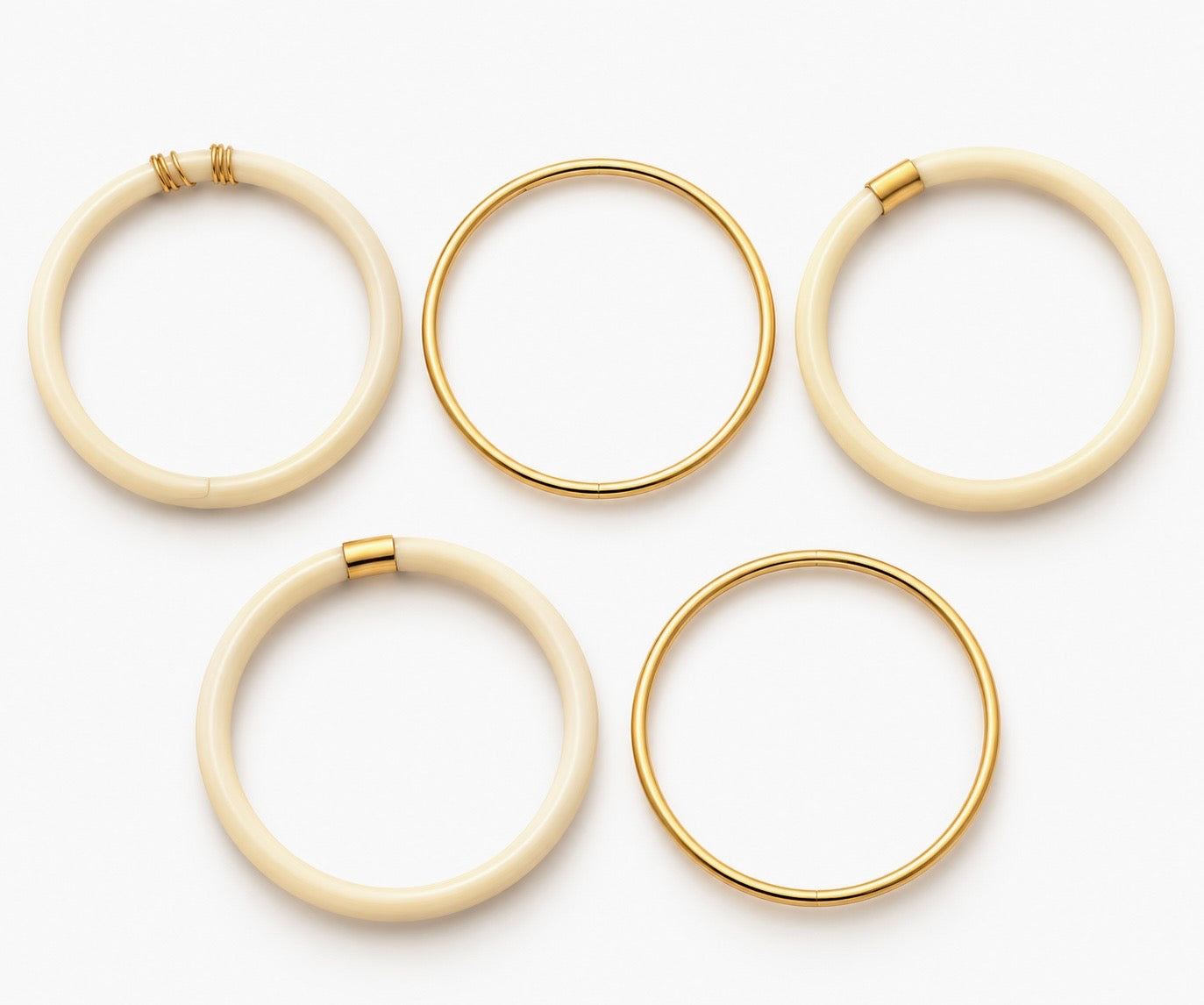 Bracelet Pyramide : joncs ivoire et joncs fins dorés en acier inoxydable présentés à plat - Ordiajade