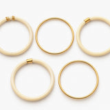 Bracelet Pyramide : joncs ivoire et joncs fins dorés en acier inoxydable présentés à plat - Ordiajade