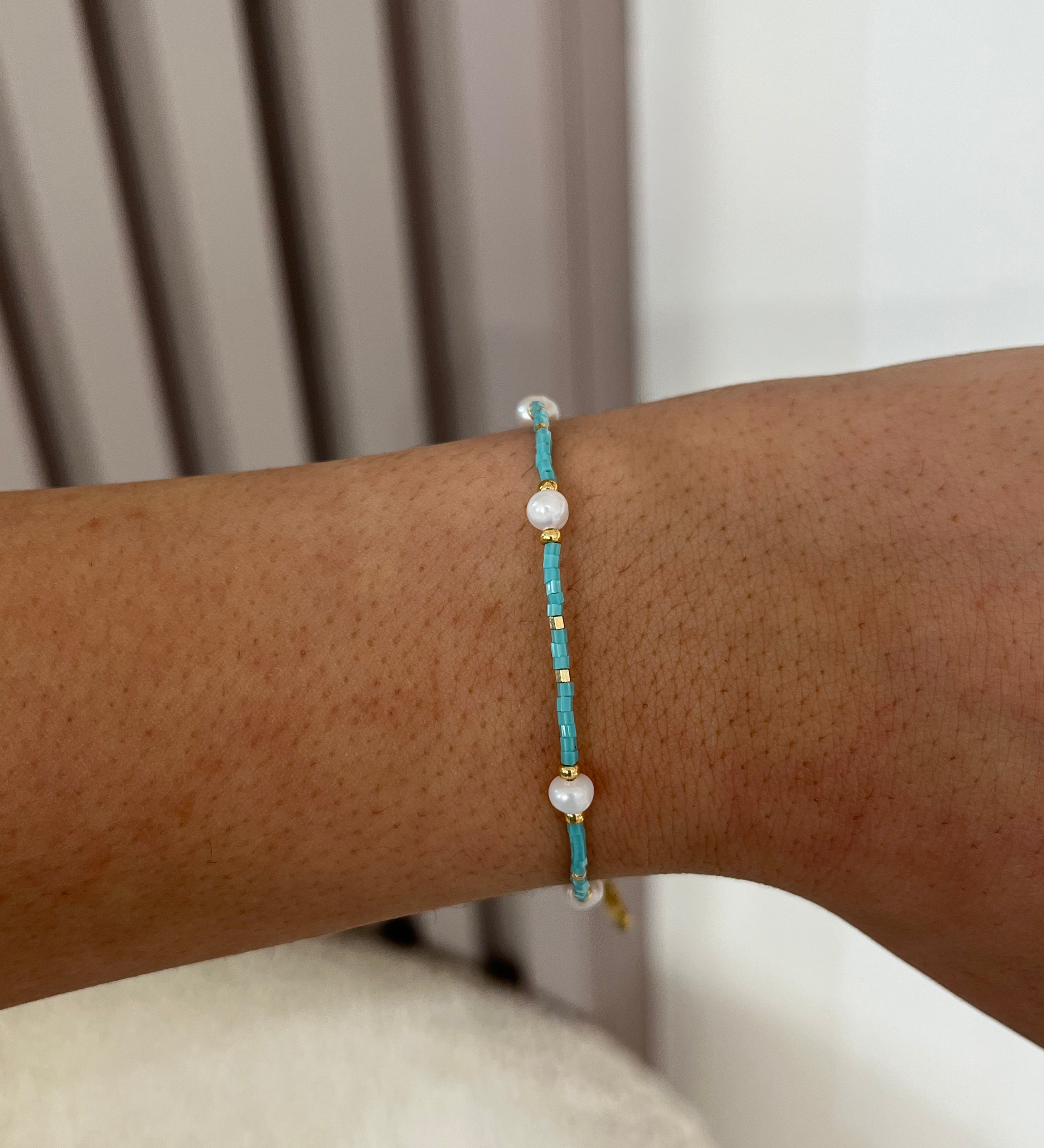 Bracelet Sirène fin à perles fraîches porté seul au poignet - Ordiajade