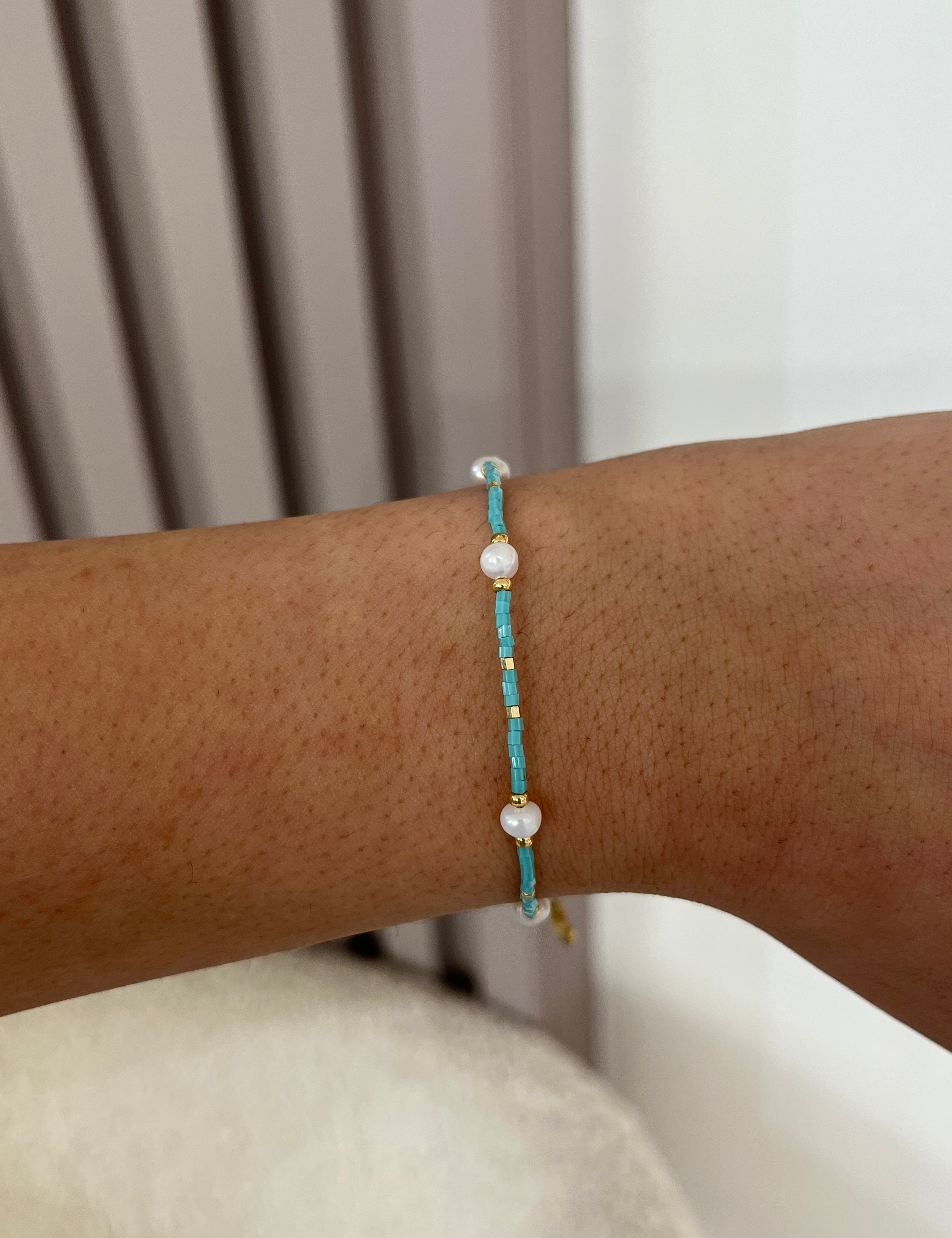 Bracelet Sirène fin à perles fraîches porté seul au poignet - Ordiajade