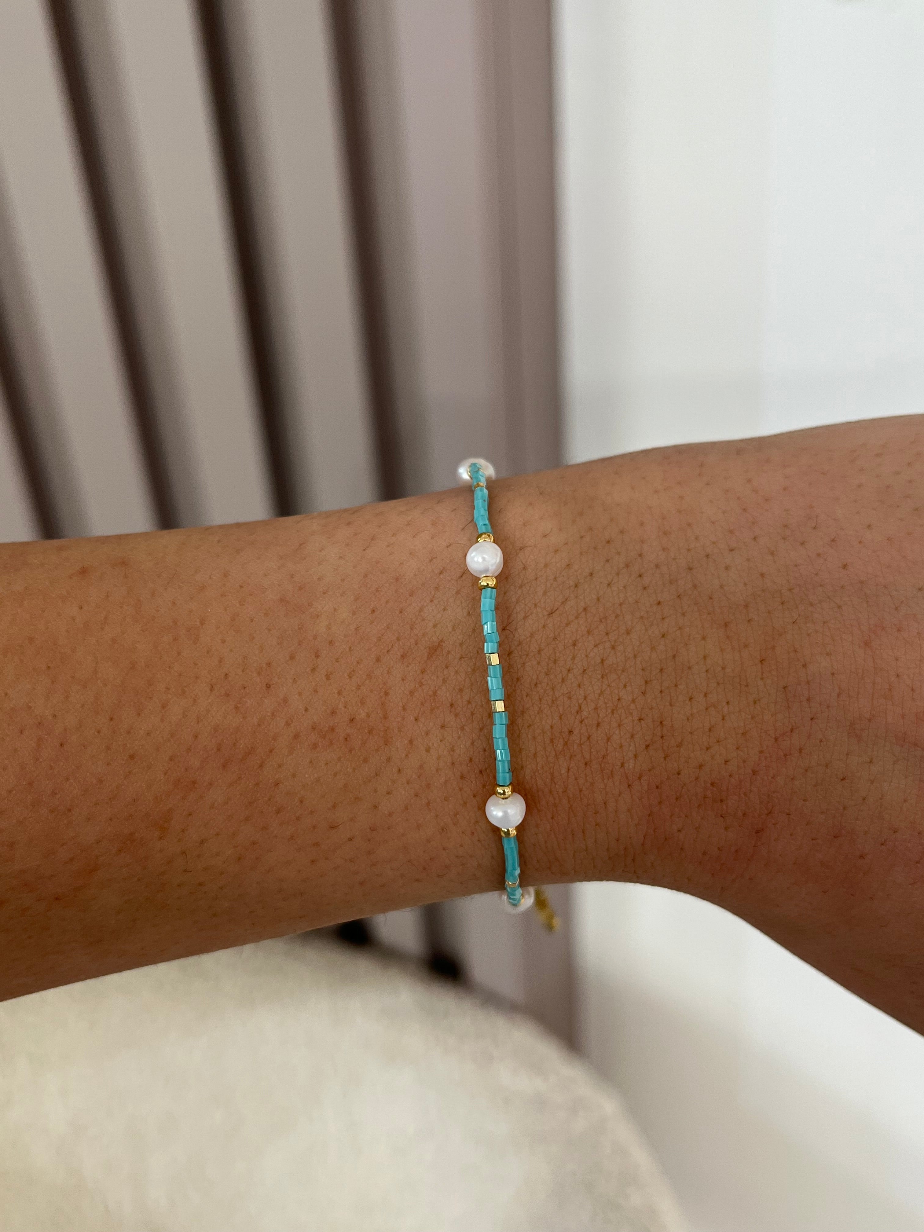 Bracelet Sirène fin à perles fraîches porté seul au poignet - Ordiajade
