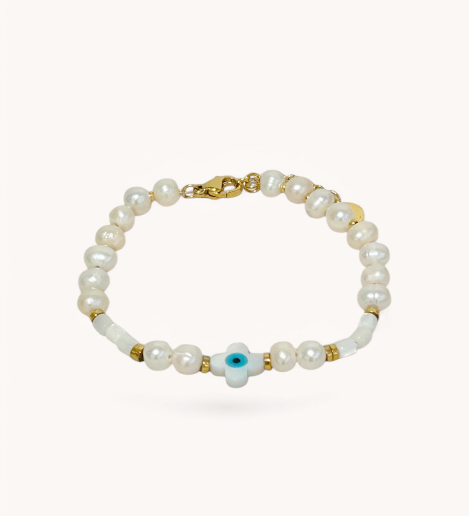 Bracelet Someone en perles d'eau douce avec pampille œil protecteur bleu posé à plat - Ordiajade