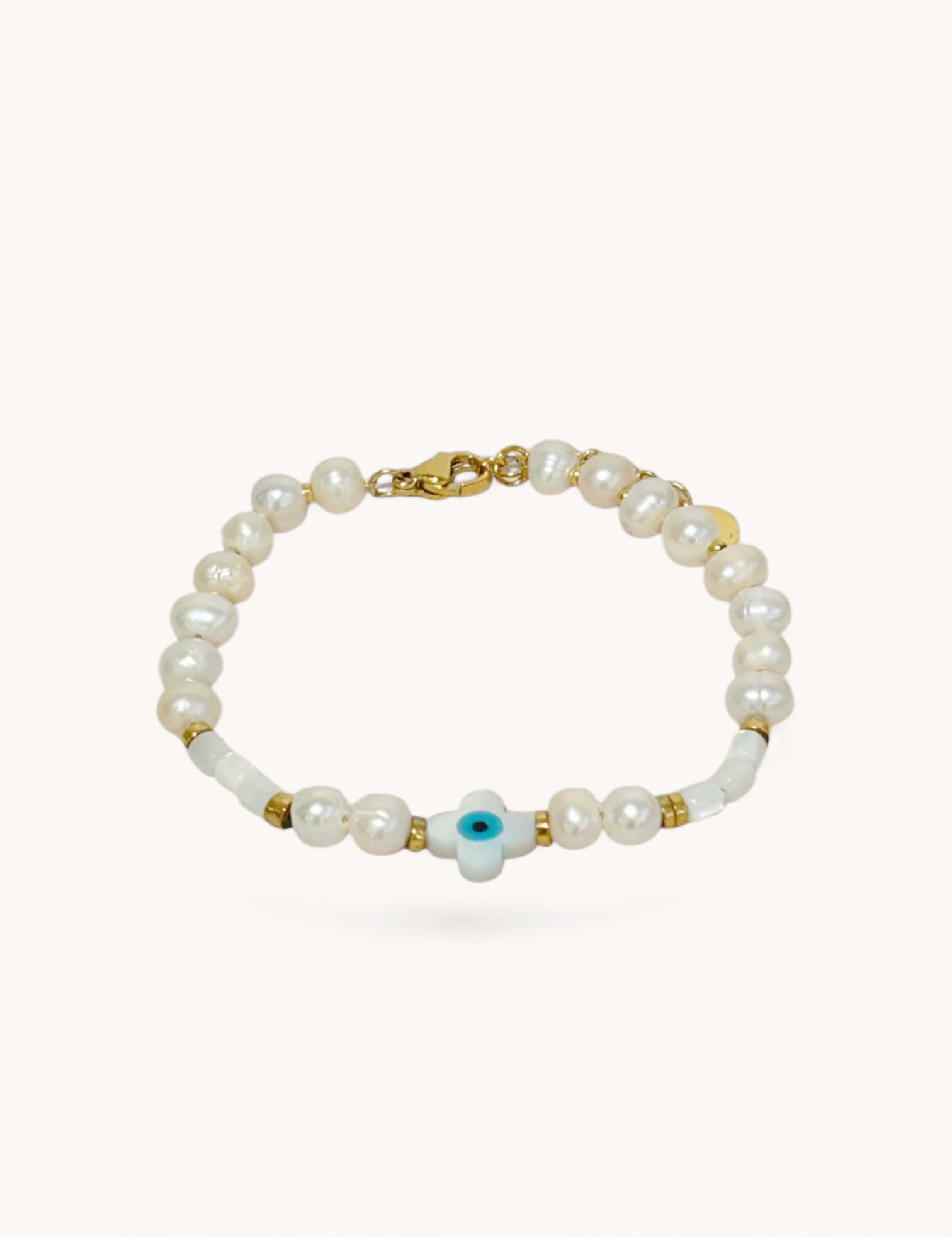 Bracelet Someone en perles d'eau douce avec pampille œil protecteur bleu posé à plat - Ordiajade