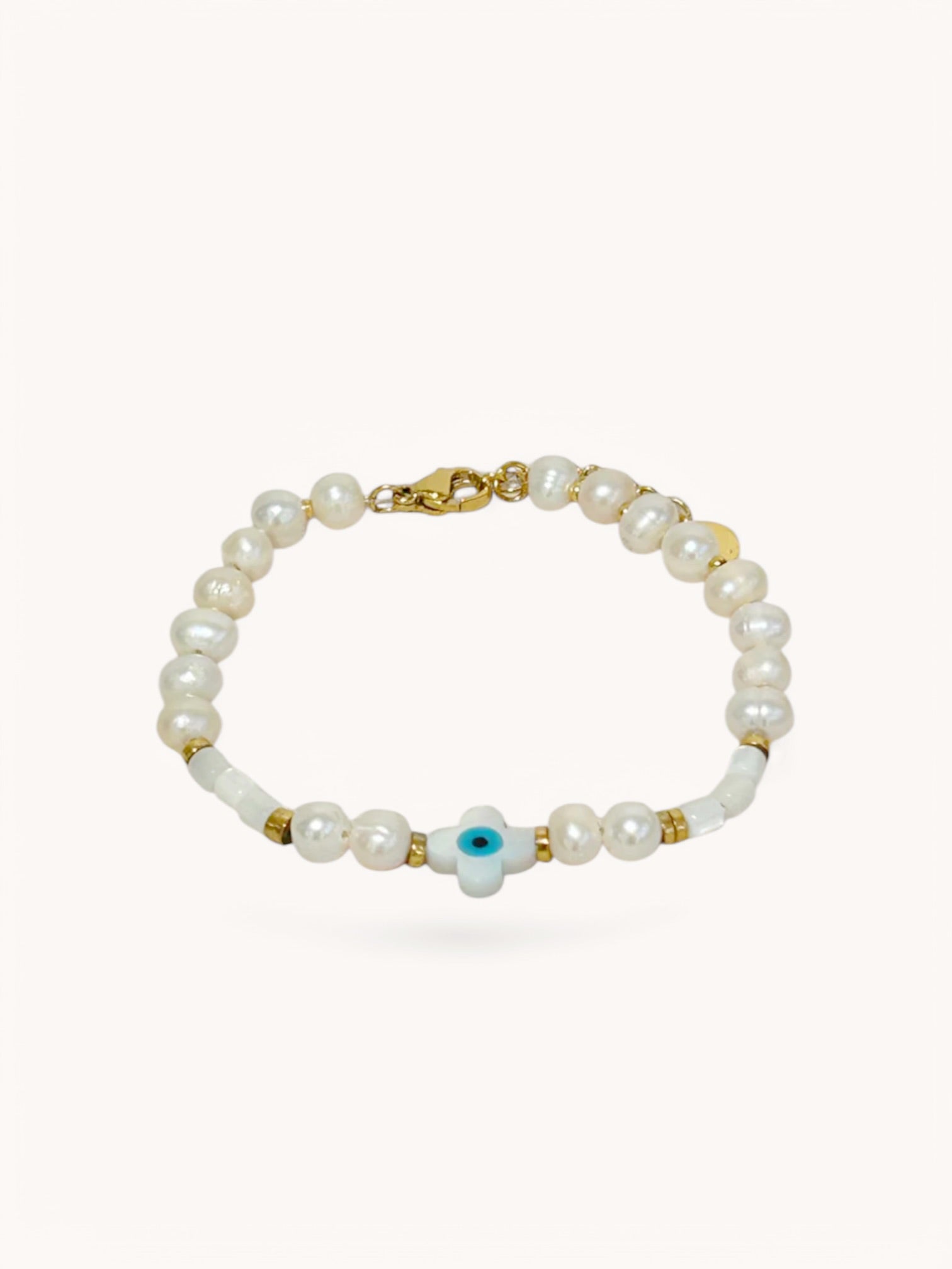 Bracelet Someone en perles d'eau douce avec pampille œil protecteur bleu posé à plat - Ordiajade