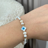 Bracelet Someone en perles d'eau douce et acier inoxydable doré avec œil protecteur porté au poignet - Ordiajade
