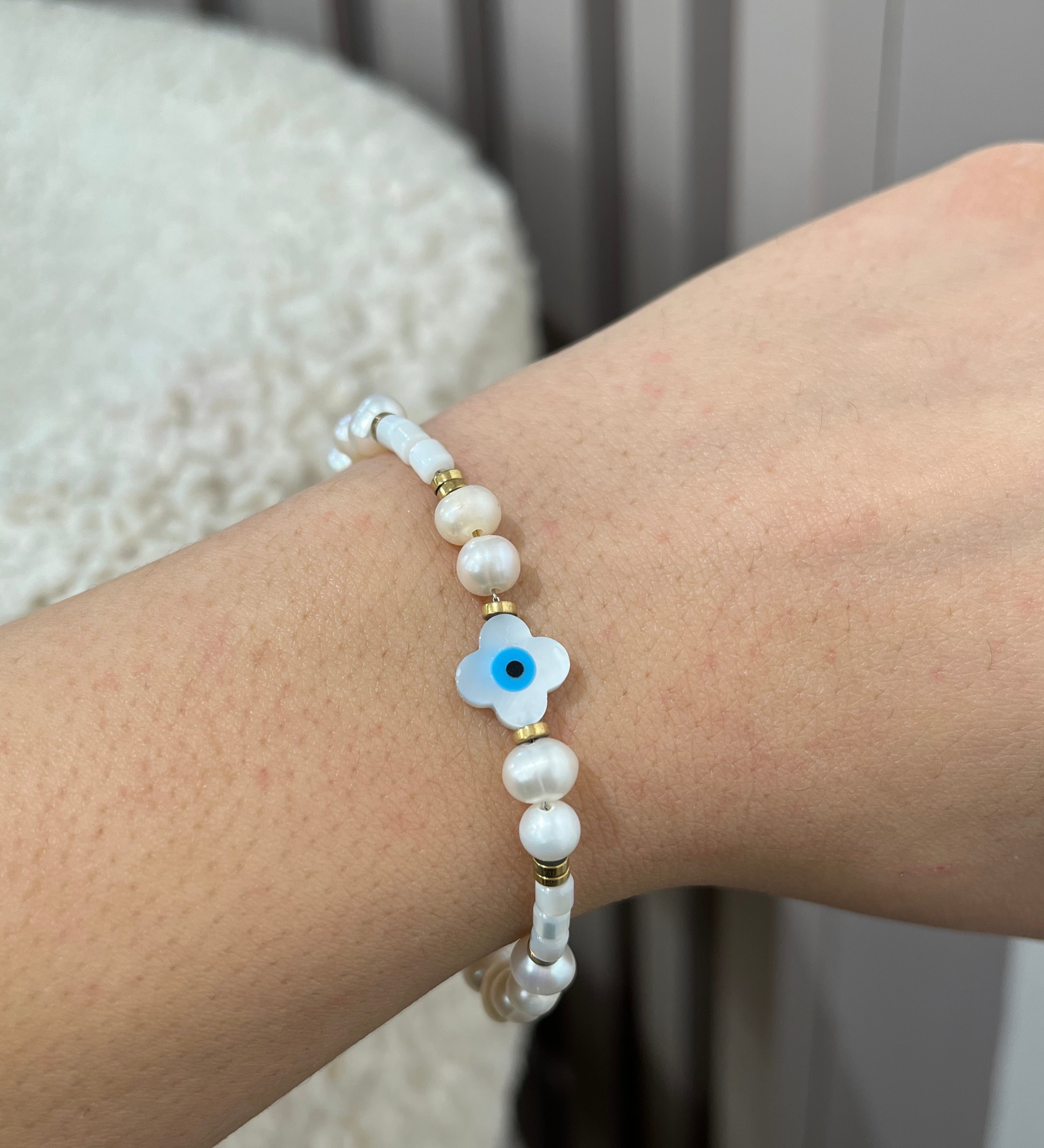 Bracelet Someone en perles d'eau douce et acier inoxydable doré avec œil protecteur porté au poignet - Ordiajade