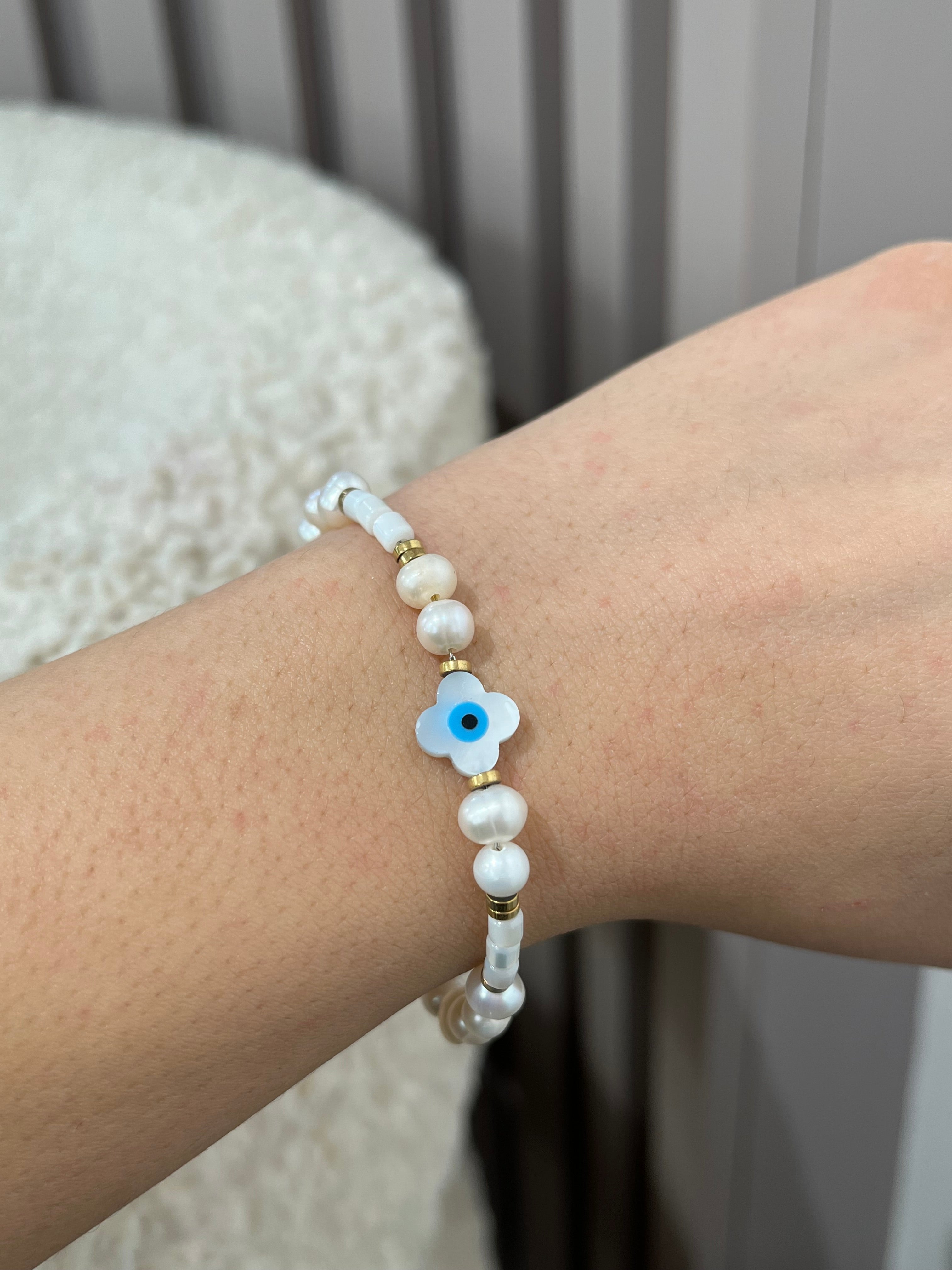 Bracelet Someone en perles d'eau douce et acier inoxydable doré avec œil protecteur porté au poignet - Ordiajade