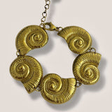 Bracelet Sora en acier inoxydable doré avec maillons motifs coquillages spiralés - Ordiajade
