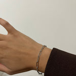 Bracelet spécial charm argenté à maillons en acier inoxydable porté au poignet - Ordiajade