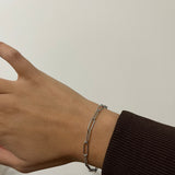Bracelet spécial charm argenté à maillons en acier inoxydable porté au poignet - Ordiajade