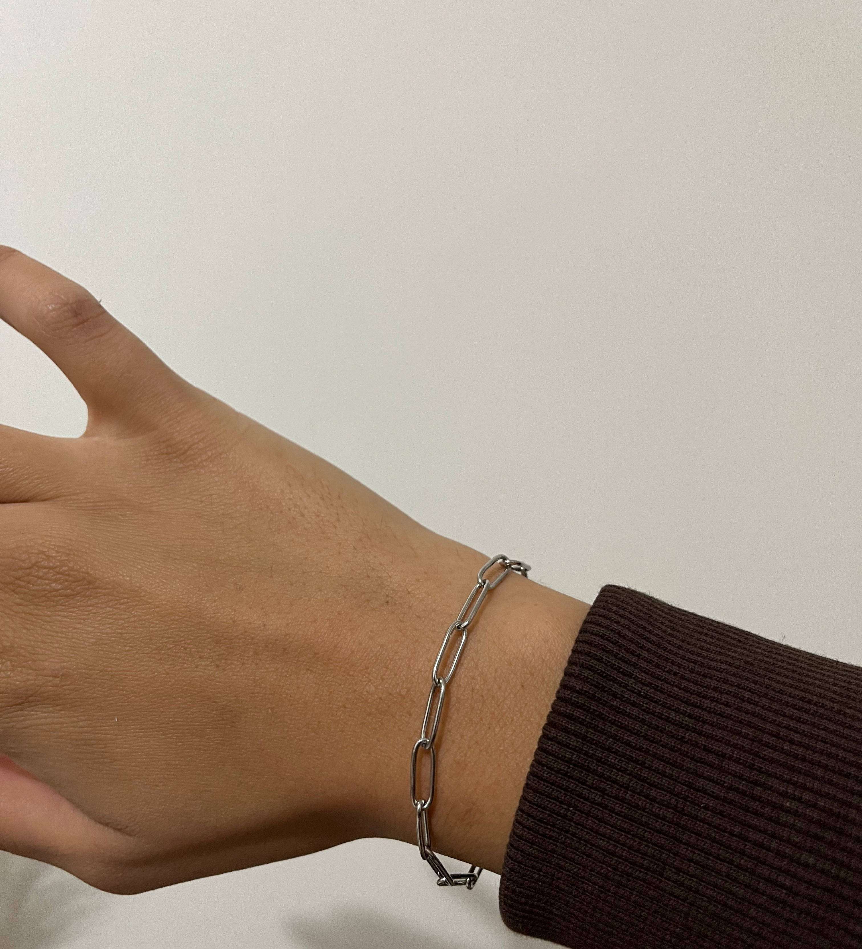 Bracelet spécial charm argenté à maillons en acier inoxydable porté au poignet - Ordiajade
