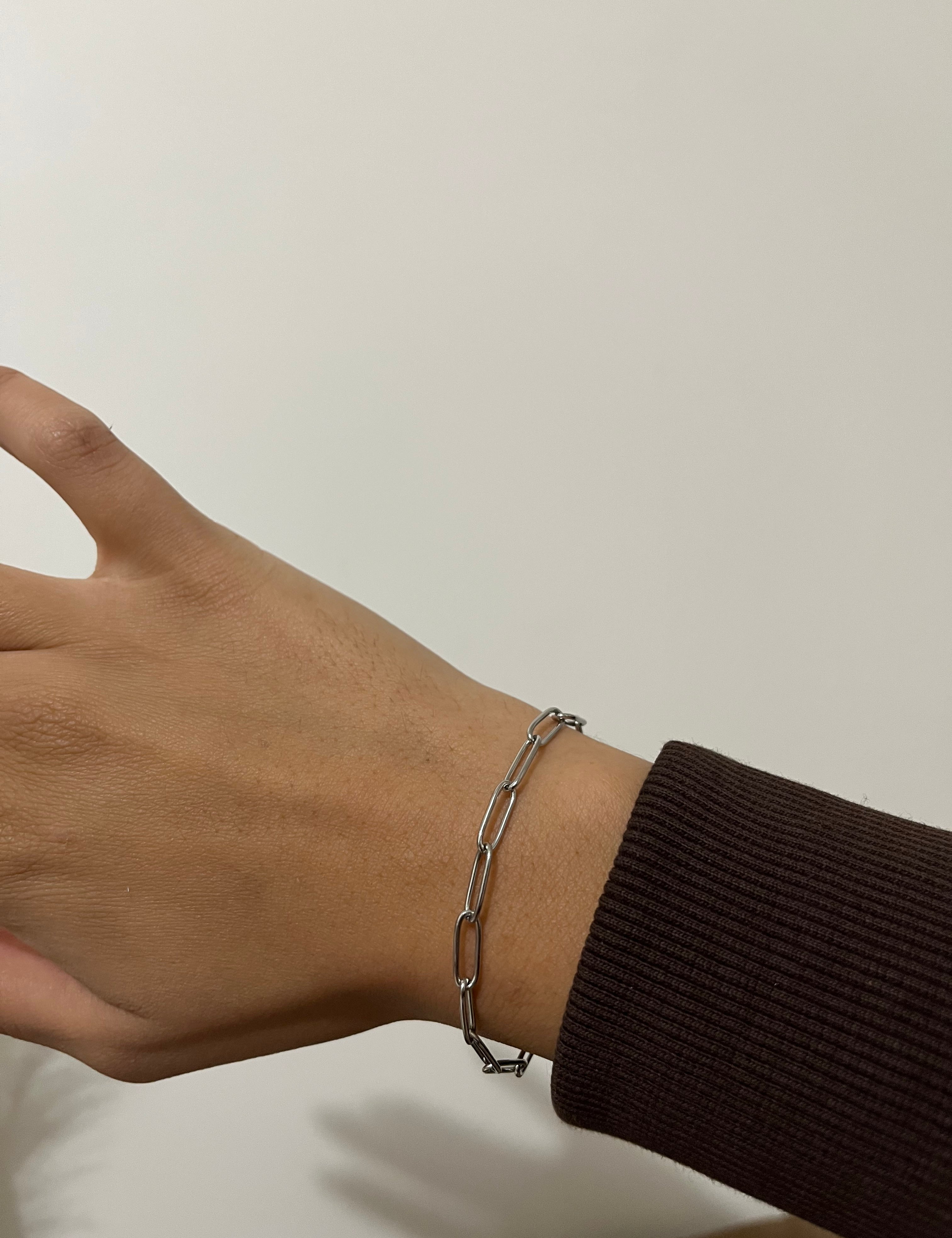 Bracelet spécial charm argenté à maillons en acier inoxydable porté au poignet - Ordiajade