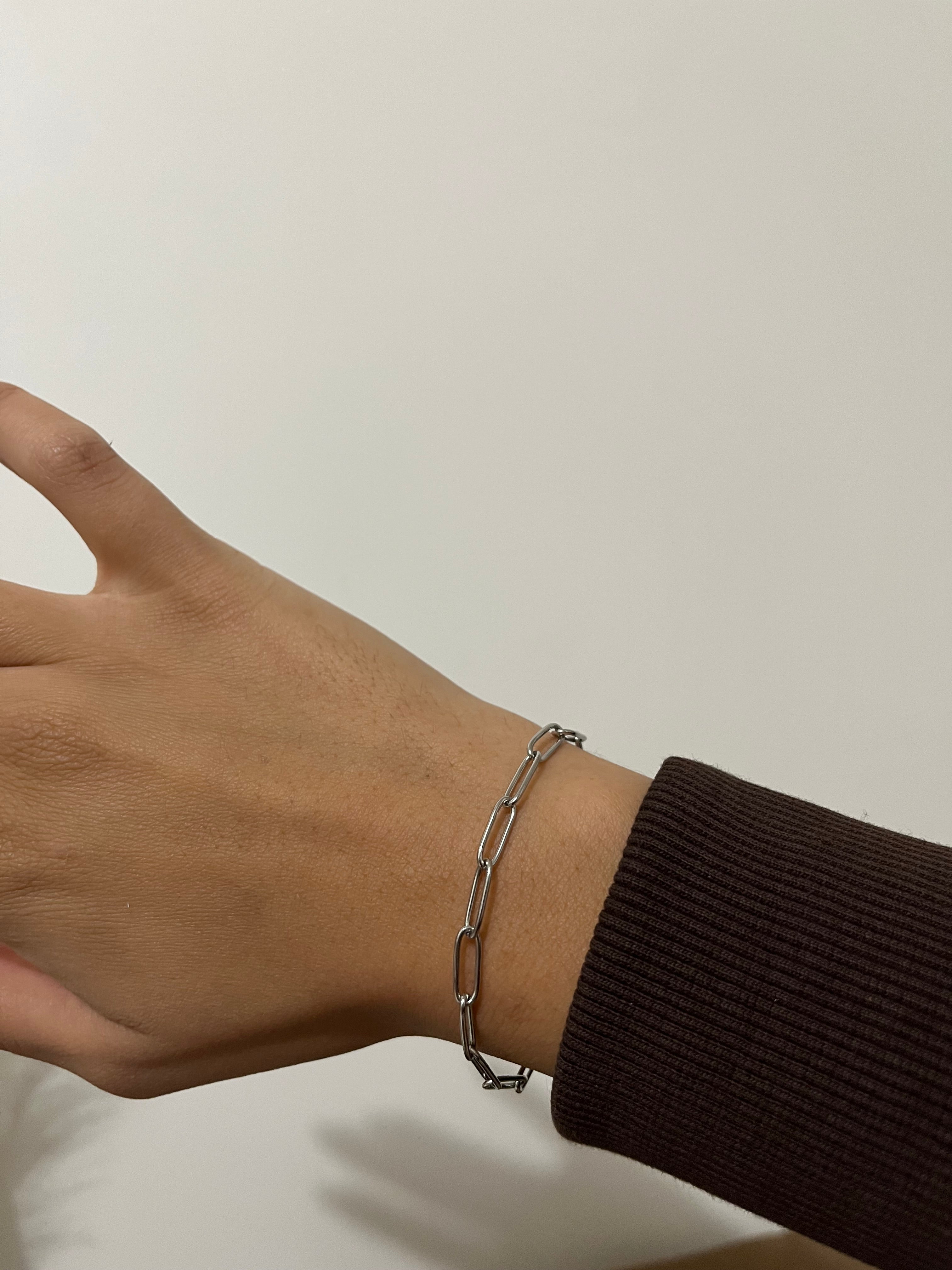 Bracelet spécial charm argenté à maillons en acier inoxydable porté au poignet - Ordiajade