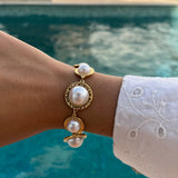 Bracelet Suna doré à grands cabochons nacrés porté au poignet - Ordiajade
